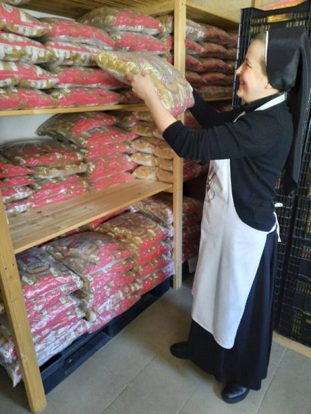 У Гошівському монастирі сестри виготовляють макарони, щоб допомогти нужденним (ФОТО)