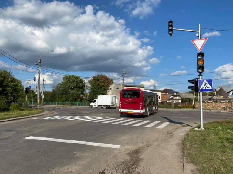 До уваги водіїв: у Франківську на перехресті встановили новий світлофор (ФОТО) 12 241419825 249367520523984 2658149921162666818 n