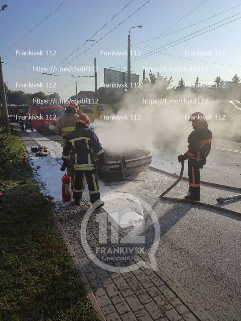 В Івано-Франківську вранці гасили пожежу автомобіля (ФОТО, ВІДЕО) 8 В Івано-Франківську вранці гасили пожежу автомобіля (ФОТО, ВІДЕО)