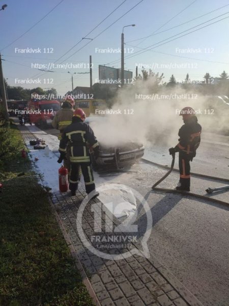 В Івано-Франківську вранці гасили пожежу автомобіля (ФОТО, ВІДЕО)