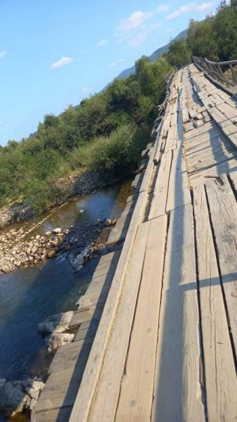 Аварійний міст: на Прикарпатті хлопчик впав з мосту в річку (ФОТО)