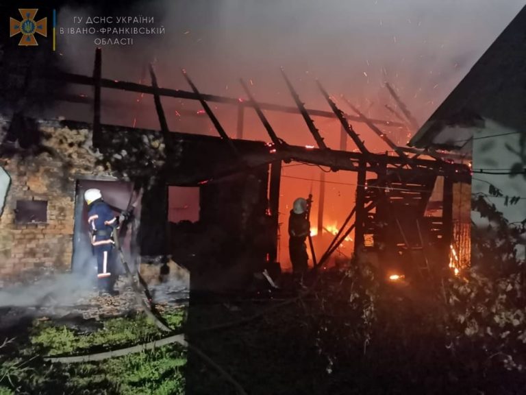 У Калуші згоріла господарська будівля (ФОТО) 5 241485723 4256443387808797 1394430359435339996 n