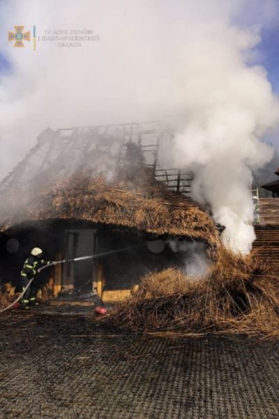 На Надвірнянщині гасили пожежу дерев'яної будівлі (ФОТО, ВІДЕО)