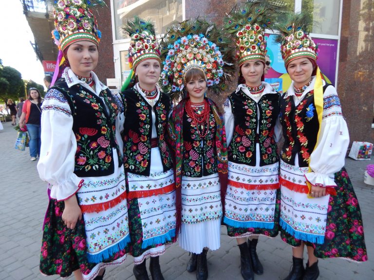 Тільки у селі Ворона на Коломийщині роблять напрочуд красиві вінки із павиного пір’я (ФОТО) 11 241756945 997691210791280 2512461598310066565 n
