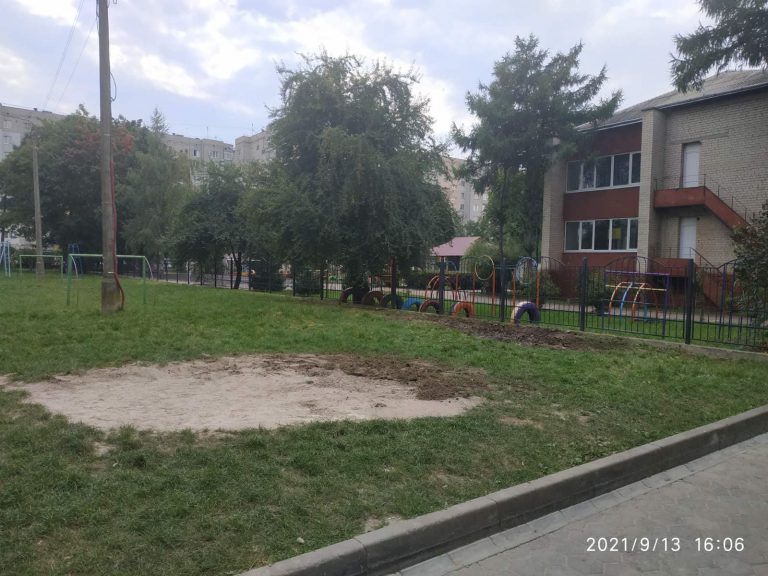 У Франківську прибрали лавки для дітей, щоб там не пиячили дорослі (ФОТО) 5 241805238 2177622862377962 8163399201546075302 n