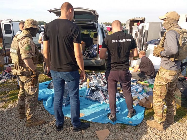 Біля Франківська на території авторинку незаконно збували цигарки (ФОТО) 3 Біля Франківська на території авторинку незаконно збували цигарки (ФОТО)
