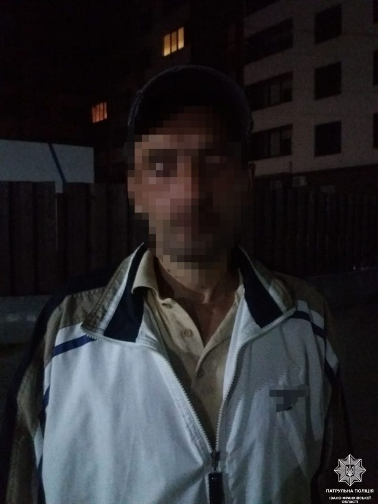 В Івано-Франківську чоловіки побили свою знайому (ФОТО) 5 В Івано-Франківську чоловіки побили свою знайому (ФОТО)