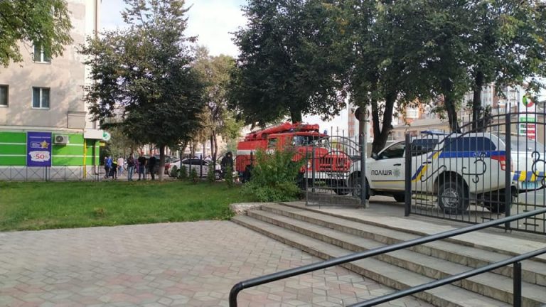 Евакуювали 900 людей: стало відомо, чи знайшли вибухівку в Івано-Франківському коледжі (ФОТО) 12 Евакуювали 900 людей: стало відомо, чи знайшли вибухівку в Івано-Франківському коледжі (ФОТО)