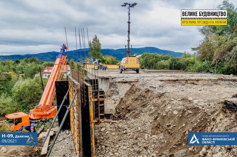 Дорожники прозвітували про ремонт доріг та мостів Прикарпаття у вересні (ФОТО)