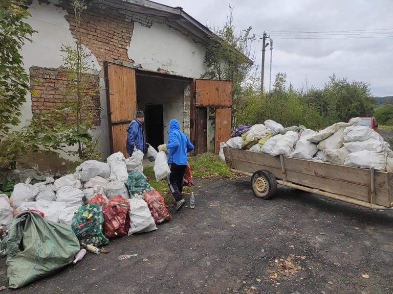 Як на Долинщині заробляють на скляному непотребі (ФОТО) 6 Як на Долинщині заробляють на скляному непотребі (ФОТО)