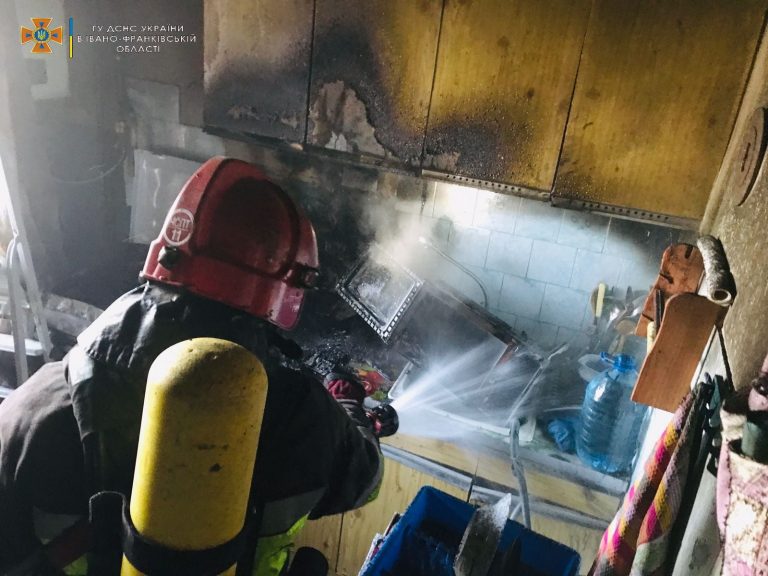 У Франківську з будинку, охопленого вогнем, витягли чоловіка (ФОТО) 12 243479801 4336516266468175 1741500056672535000 n