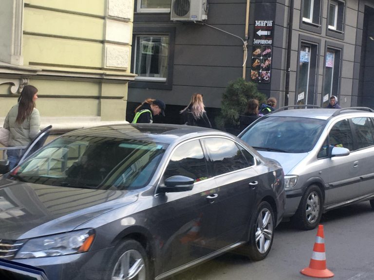 У середмісті Франківська зіткнулися два легковики: утворилися затори (ФОТО) 10 243517321 434106524726259 3821606687074705640 n