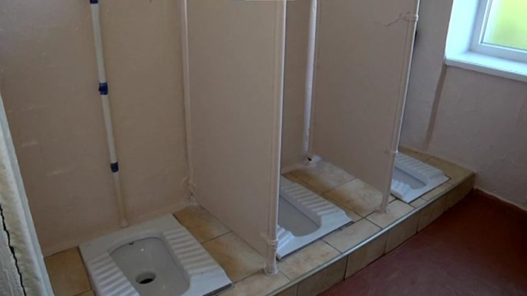 У Червонограді на Львівщині батьки скаржаться на туалети без дверей у школах (ФОТО, ВІДЕО) 2 У Червонограді на Львівщині батьки скаржаться на туалети без дверей у школах (ФОТО, ВІДЕО)