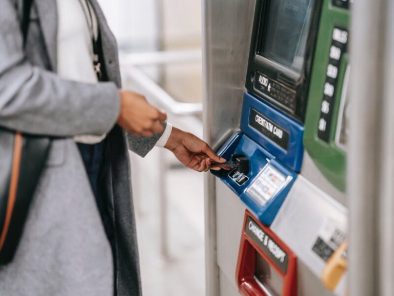 "ПриватБанк" на п'ять годин призупинить транзакції, роботу банкоматів, терміналів та додатку 9 37fb24adbbf02a0 800x600