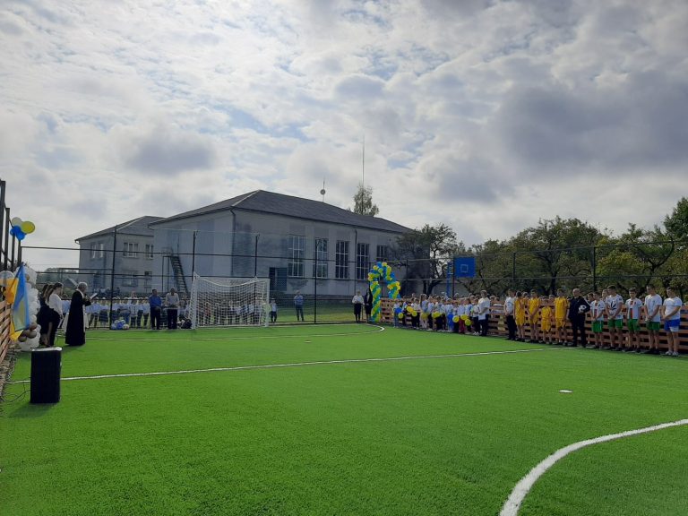 На Рожнятівщині відкрили спортивний майданчик із штучним покриттям (ФОТО)
