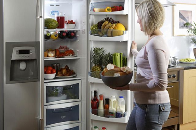В компанії "Прикарпаттяобленерго" повідомили, де не можна ставити холодильник у кімнаті