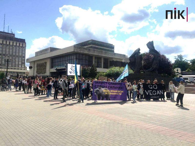 У Франківську пройшов Всеукраїнський марш за тварин: що вимагають (ФОТО) 10 У Франківську прийшов Всеукраїнський марш за тварин