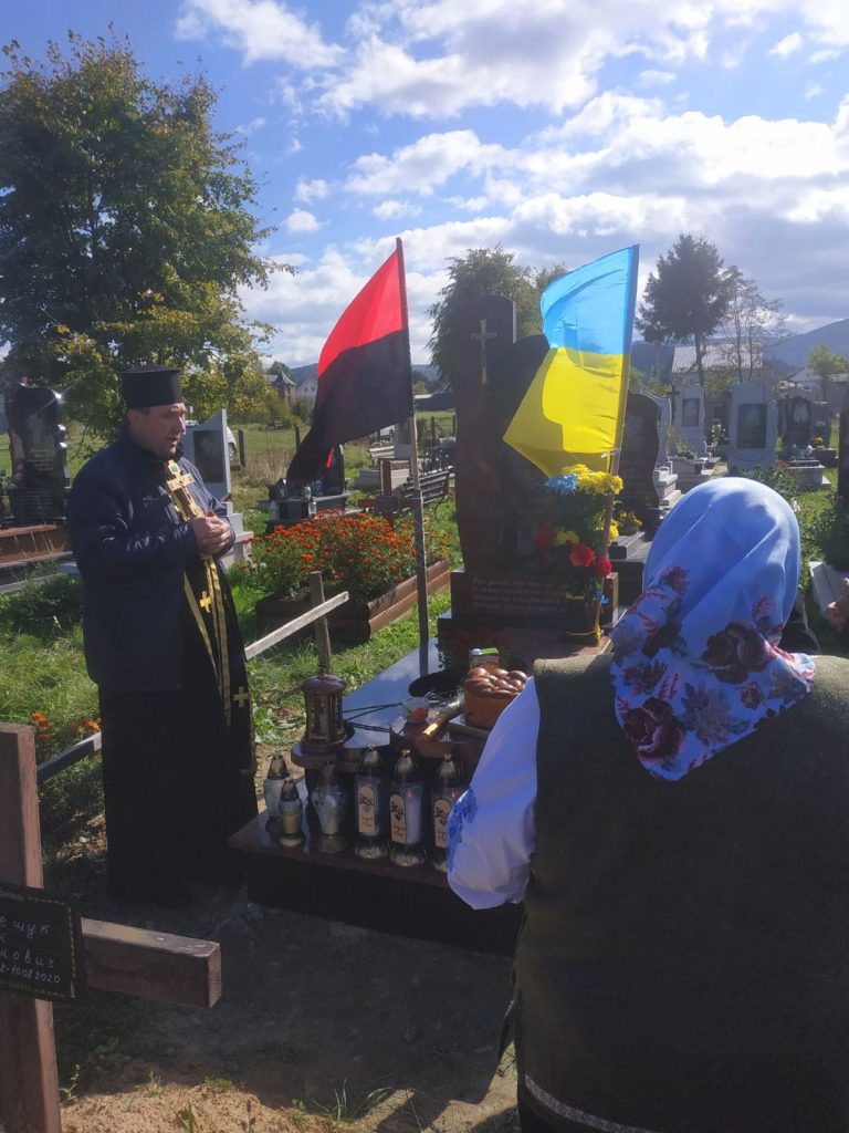 У селі на Надвірнянщині освятили пам'ятник герою України (ФОТО) 10 86560b3cabe92384c19b05c87c928fd3 1