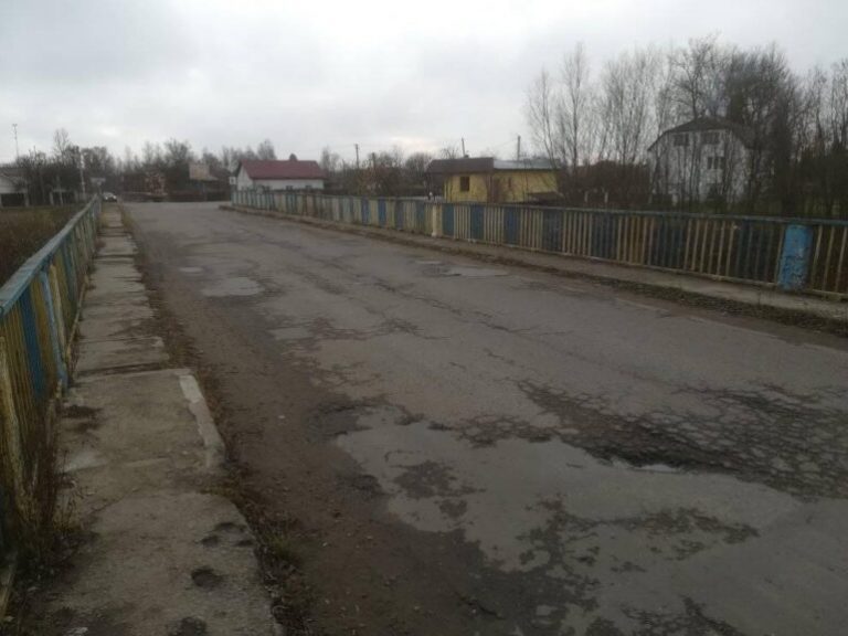 Влада не реагує: на Рожнятівщині не можуть дочекатися ремонту мосту через річку Дуба 7 Влада не реагує: на Рожнятівщині не можуть дочекатися ремонту мосту через річку Дуба