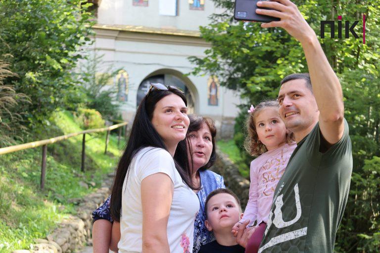 Люди Прикарпаття: біля Манявського монастиря (ФОТО)
