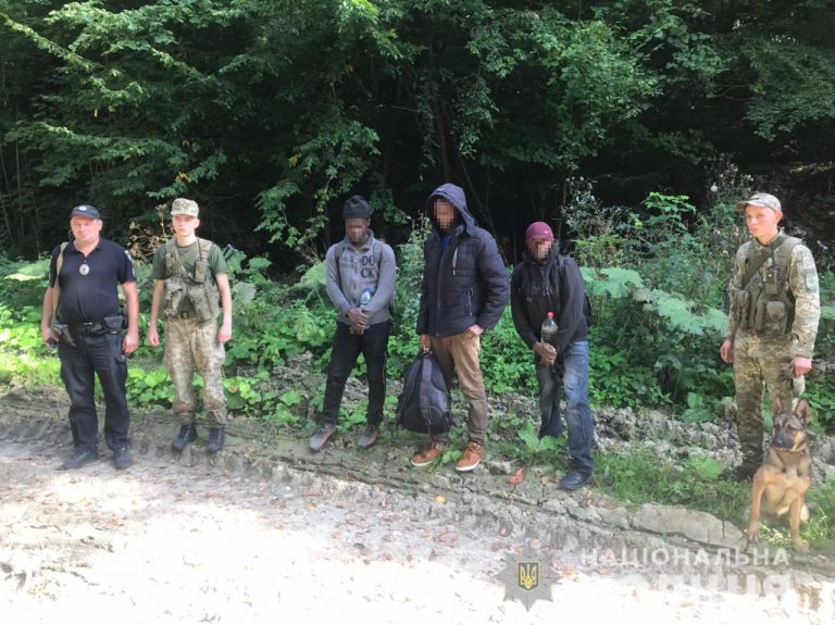 В лісі на Львівщині затримали трьох африканців (ФОТО) 2 В лісі на Львівщині затримали трьох африканців (ФОТО)