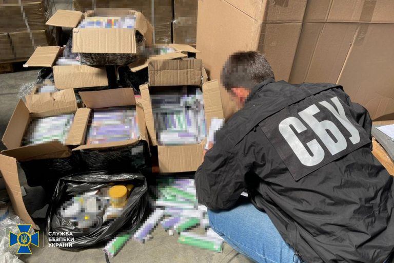 В Україну масово везуть контрабанду Apple: митники виявили чергову мільйонну партію 11 df357ec02e4532624167427586ab386d