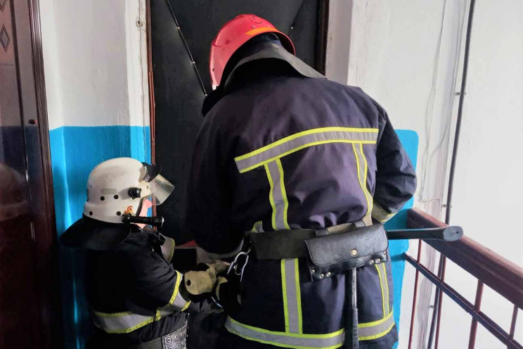 У Франківську рятувальники відкривали двері квартири, в якій була маленька дитина