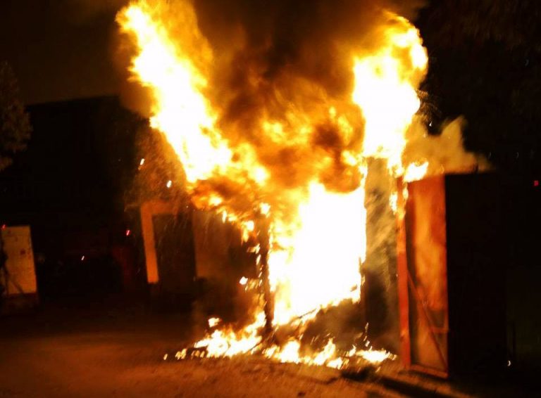 Цієї ночі на франківському продуктовому ринку згорів кіоск (ФОТО) 7 fire 0