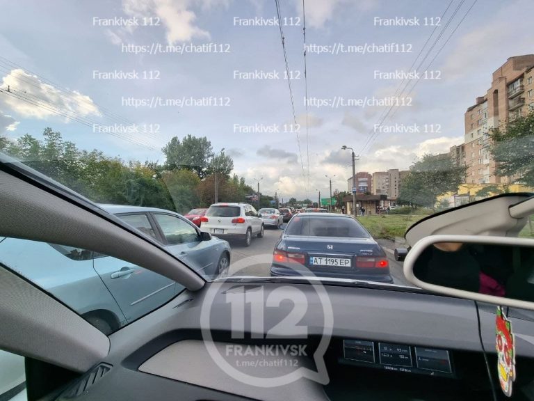 Транспортний колапс в Івано-Франківську: кілометрові корки та ДТП (ФОТО) 1 photo 2021 09 02 08 18 49