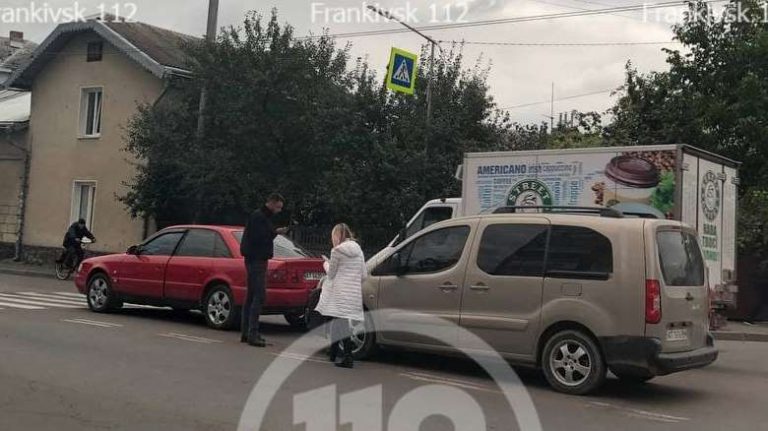 ДТП в Івано-Франківську: не розминулися два легковики (ФОТО) 8 photo 2021 09 21 12 27 00