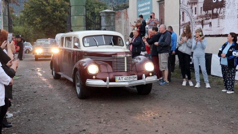 У Косові провели автомобільний ретрофестиваль (ВІДЕО) 2 У Косові провели автомобільний ретрофестиваль (ВІДЕО)