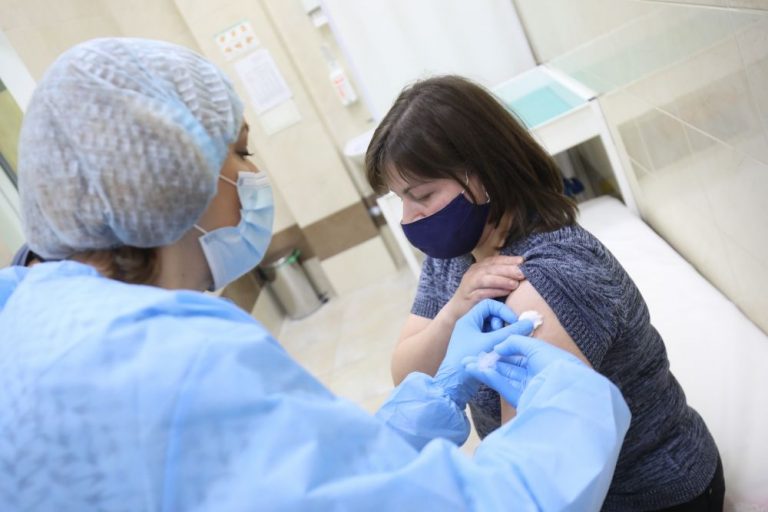 На Прикарпатті за тиждень використали місячний запас вакцини