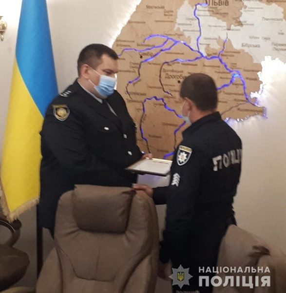 На Львівщині нагородили поліцейських, які врятували чоловіка, в якого почалися судоми (ФОТО, ВІДЕО)