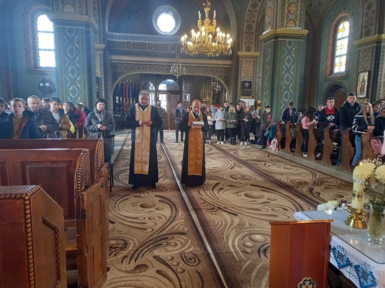 На Долинщині діти молилися на Вервиці в рамках всесвітньої акції (ФОТО) 5 На Долинщині діти молилися на Вервиці в рамках всесвітньої акції (ФОТО)