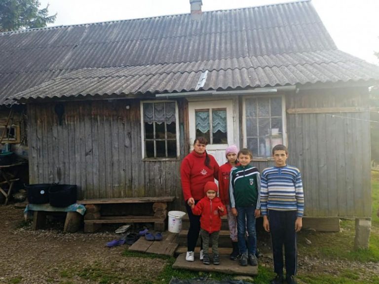 Для багатодітної сім’ї з Ворохти знайшли кошти на будинок 7 09 4