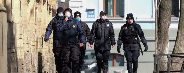 "Червона" зона на Прикарпатті: понад 100 нарядів поліції перевіряють дотримання вимог 12 1 1