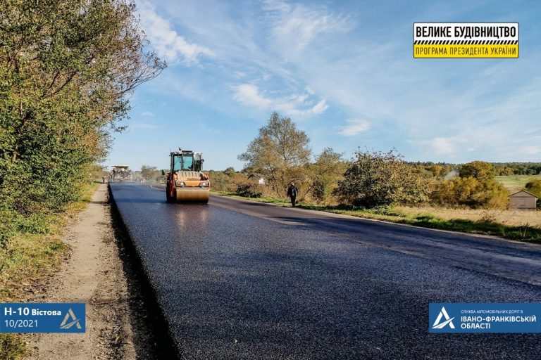 В селі Вістова на Прикарпатті укладають дорогу надійним асфольтобетоном (ФОТО)