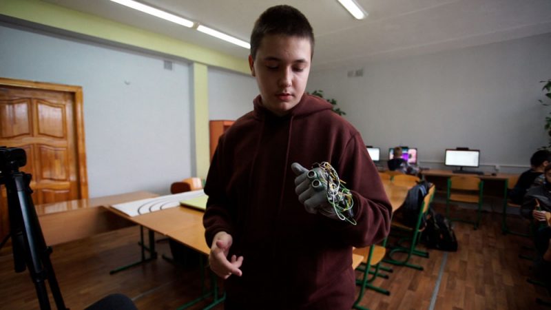 У Калуші 13-річний хлопчик створив рукавицю для незрячих (ФОТО, ВІДЕО)