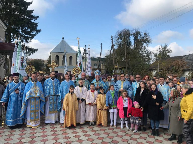 У Стратині на Рогатинщині на Покрови освятили новий престіл (ФОТО) 9 У Стратині на Рогатинщині на Покрови освятили новий престіл (ФОТО)