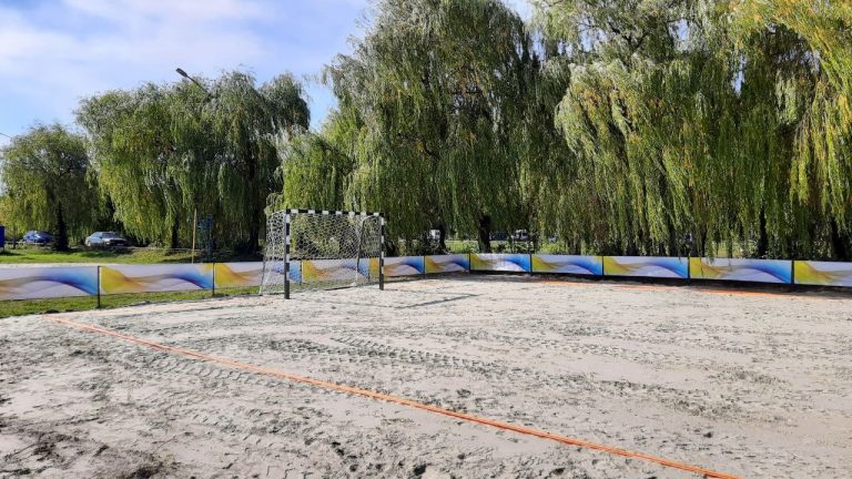 Біля Бурштинського моря облаштували поле для пляжного футболу (ФОТО) 10 243683060 4634786646581529 2554932136884454621 n