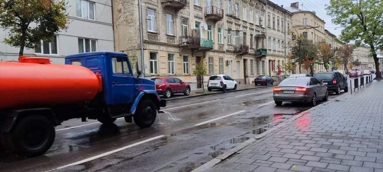 Курйоз: вулиці Львова поливали після дощу (ФОТО)