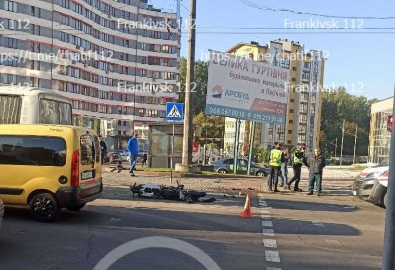 В Івано-Франківську вранці мотоцикліст зіткнувся з автобусом (ФОТО)