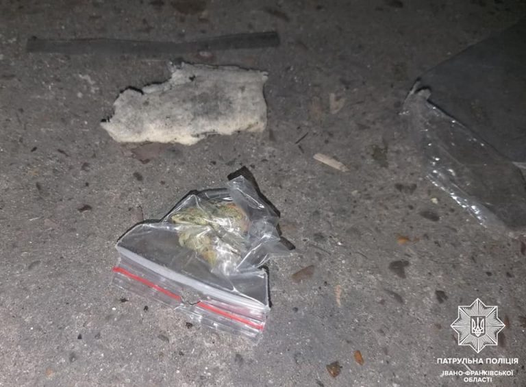 В Івано-Франківську патрульні на трьох вулицях виявили людей з наркотиками (ФОТО) 12 В Івано-Франківську патрульні на трьох вулицях виявили людей з наркотиками (ФОТО)