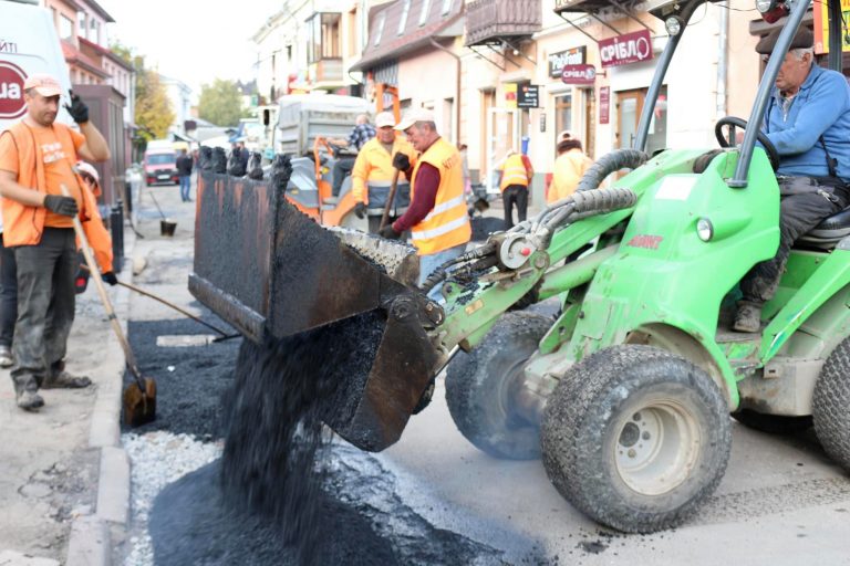 У Коломиї навели порядок біля м'ясного павільйону на ринку (ФОТО) 5 244444320 976907036225647 172008334854146880 n