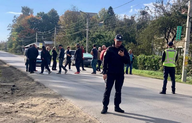 У Болехові 15 поліцейських слідкують за перекриттям дороги місцевими жителями (ФОТО)