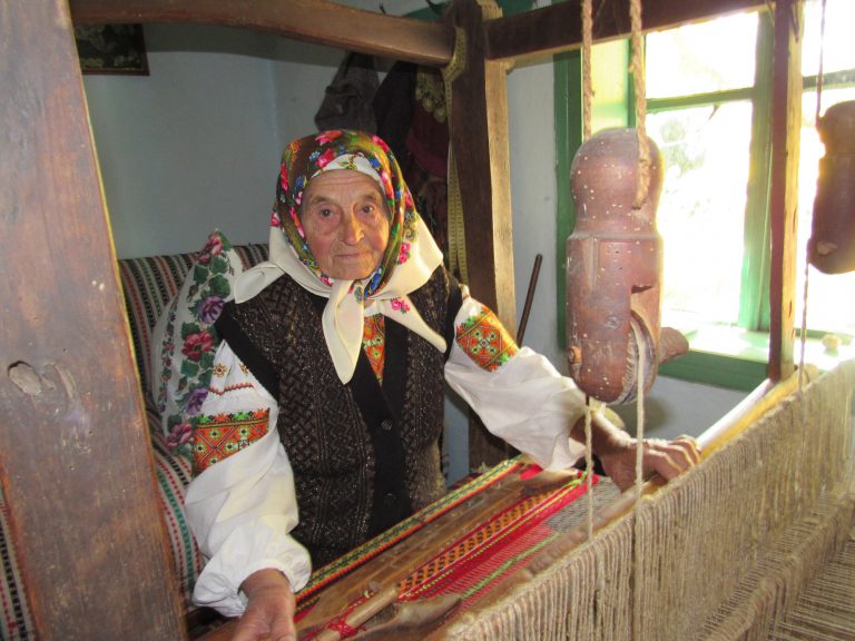 На Прикарпатті живе та працює 95-річна ткаля Марія Олексин (ФОТО) 7 На Прикарпатті живе та працює 95-річна ткаля Марія Олексин (ФОТО)