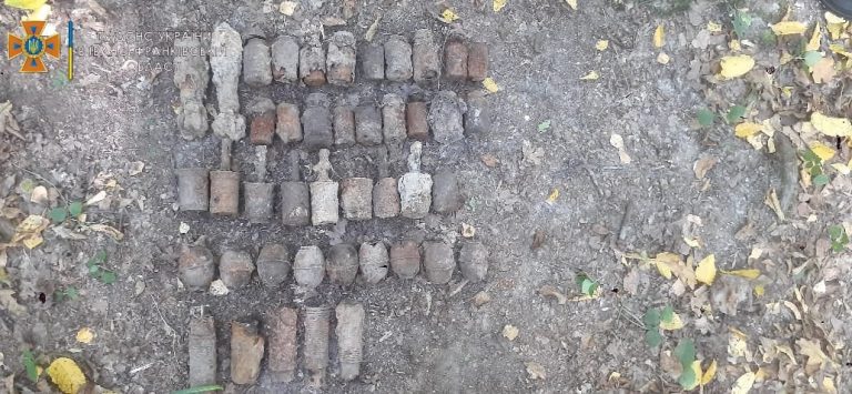 В лісі на Коломийщині розкопали небезпечний арсенал (ФОТО) 12 244587237 4356106494509152 4156719873727367309 n