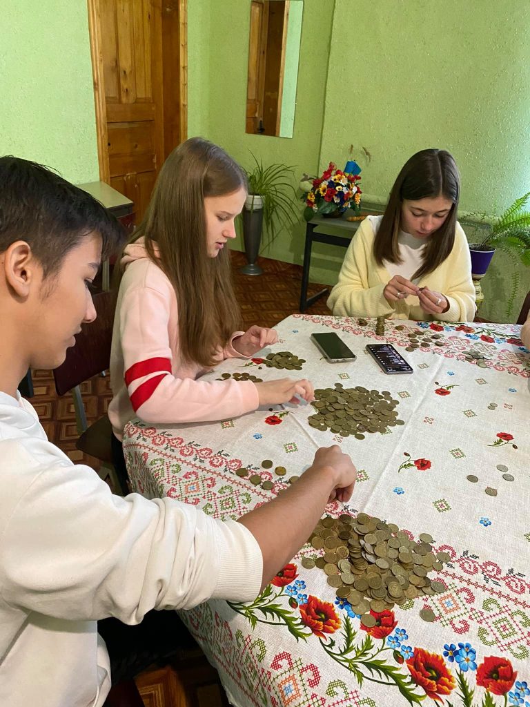 450 гривень по 25 копійок відправили галицькі ліцеїсти дітям, що борються з онкологією (ФОТО)