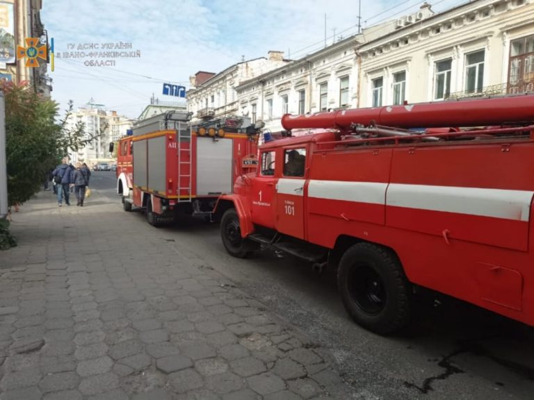 У Франківську трапилася пожежа в Управлінні держпраці (ФОТО) 12 245172385 4372166086236526 5586640102572941489 n