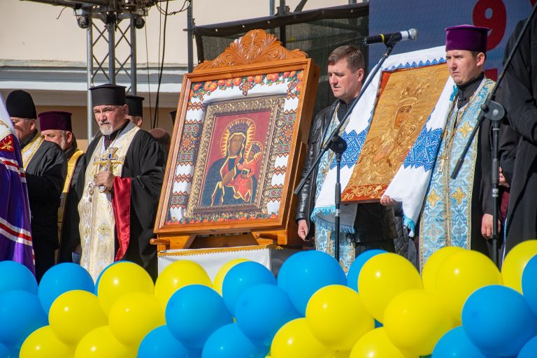 У день річниці створення Івано-Франківської ТГ у центрі міста відслужили Молебень (ФОТО) 14 245195538 408208227542106 9107564524738921798 n
